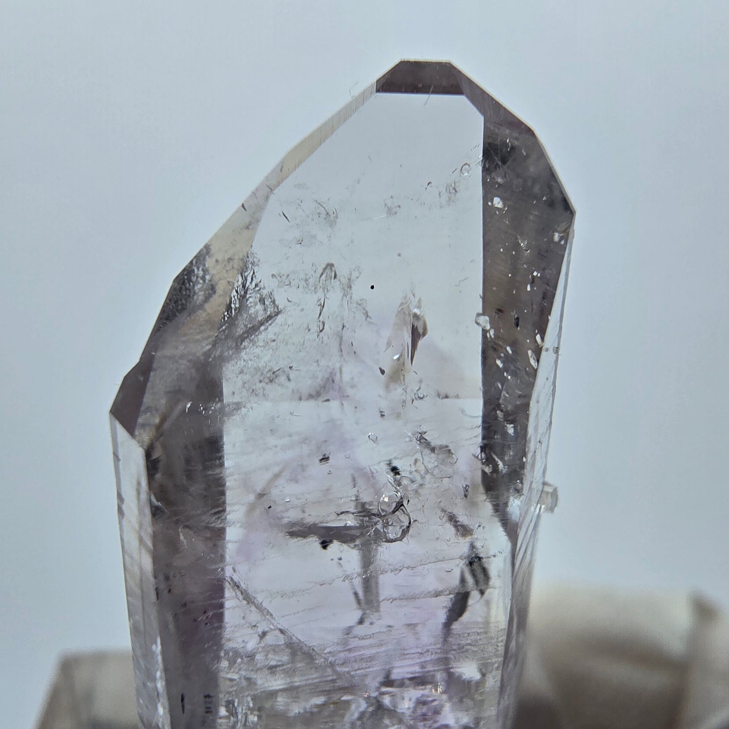 Lemurian Phantom Amethyst mit Analcim, Hämatit Streep Mine Goboboseb, Namibia 34*15*7mm