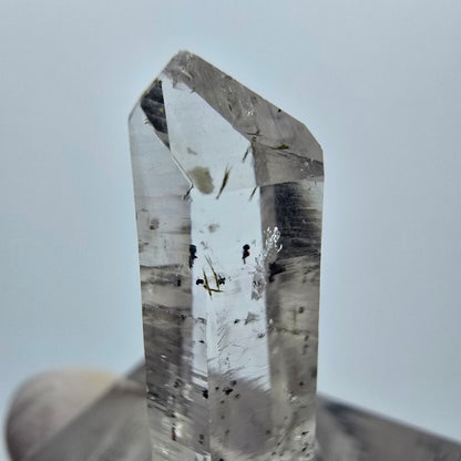 Lemurian Phantom Quarz mit Hämatit Streep Mine Goboboseb, Namibia 27*11*9mm