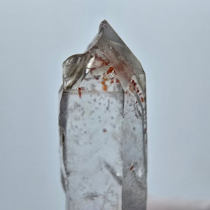 Klarer Phantom Rauchquarz mit Hämatit Goboboseb, Namibia 38*11*9mm