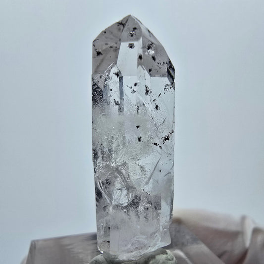 Klare Phantom Quarz mit Hämatit Streep Mine Goboboseb, Namibia 34*11*10mm