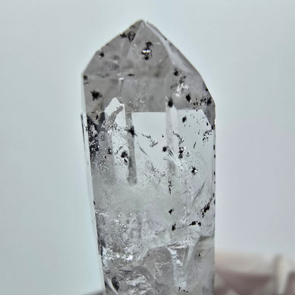 Klare Phantom Quarz mit Hämatit Streep Mine Goboboseb, Namibia 34*11*10mm