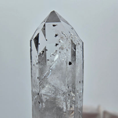 Klare Phantom Quarz mit Hämatit Streep Mine Goboboseb, Namibia 34*11*10mm