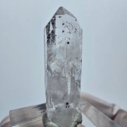 Klare Phantom Quarz mit Hämatit Streep Mine Goboboseb, Namibia 34*11*10mm