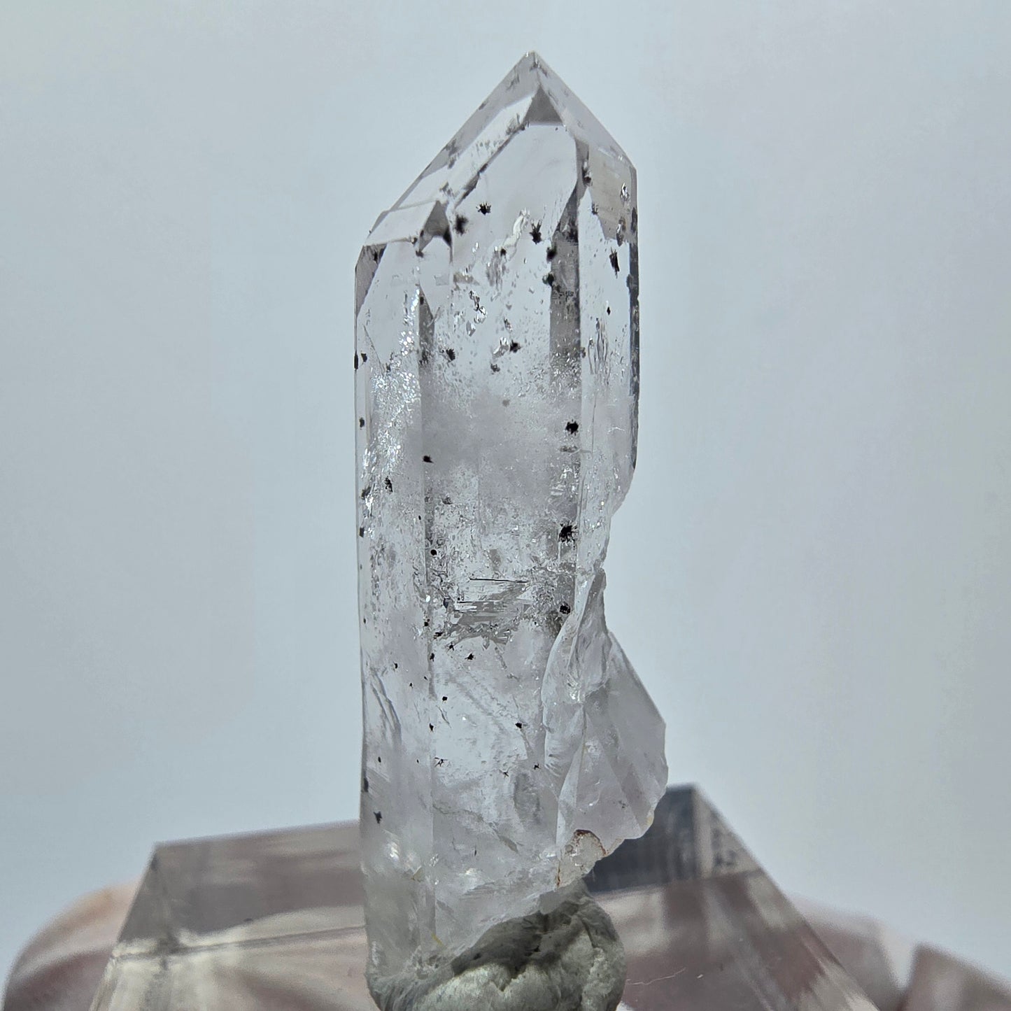 Klare Phantom Quarz mit Hämatit Streep Mine Goboboseb, Namibia 34*11*10mm