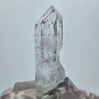 Klare Phantom Quarz mit Hämatit Streep Mine Goboboseb, Namibia 34*11*10mm