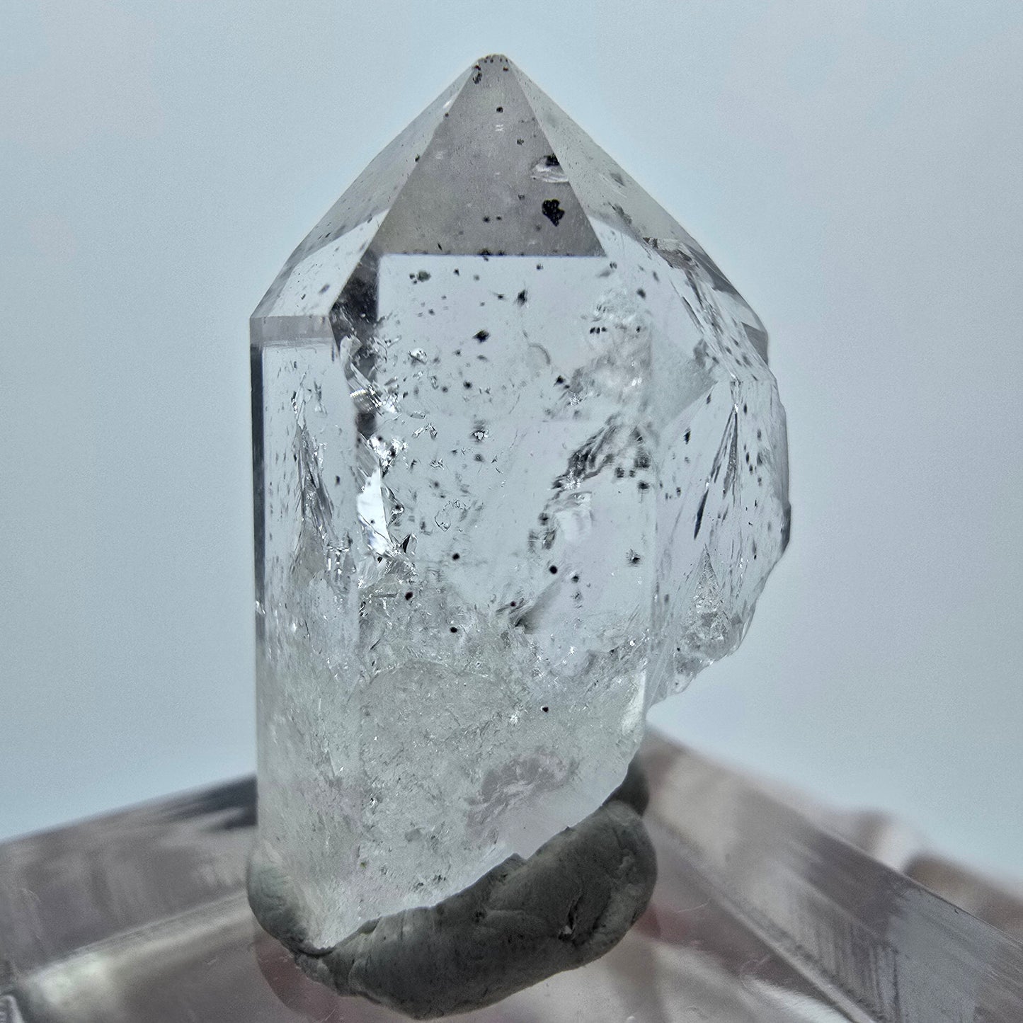 Klare Quarz mit Hämatit Spitze Streep Mine Goboboseb, Namibia 28*18*17mm