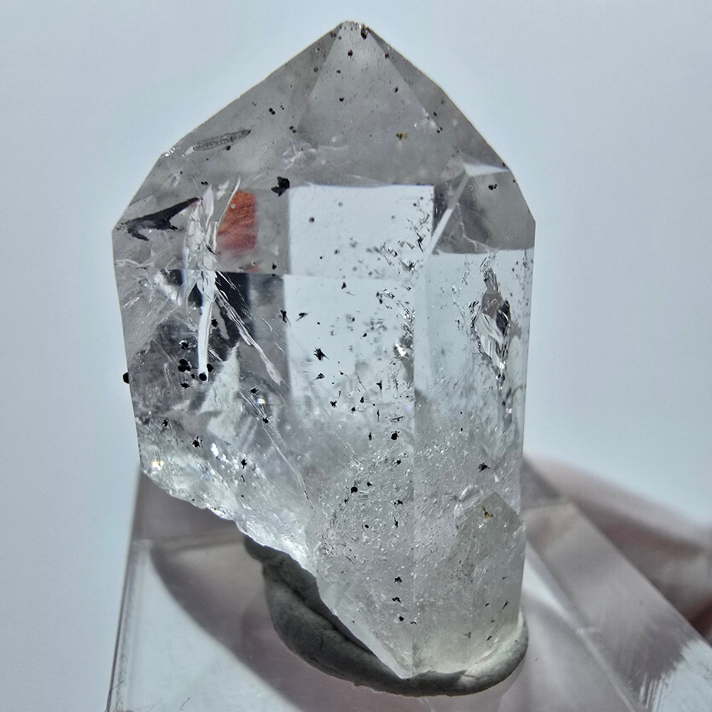 Klare Quarz mit Hämatit Spitze Streep Mine Goboboseb, Namibia 28*18*17mm