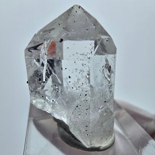 Klare Quarz mit Hämatit Spitze Streep Mine Goboboseb, Namibia 28*18*17mm