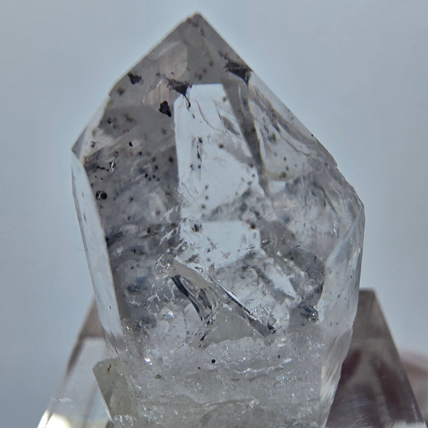 Klare Quarz mit Hämatit Spitze Streep Mine Goboboseb, Namibia 28*18*17mm