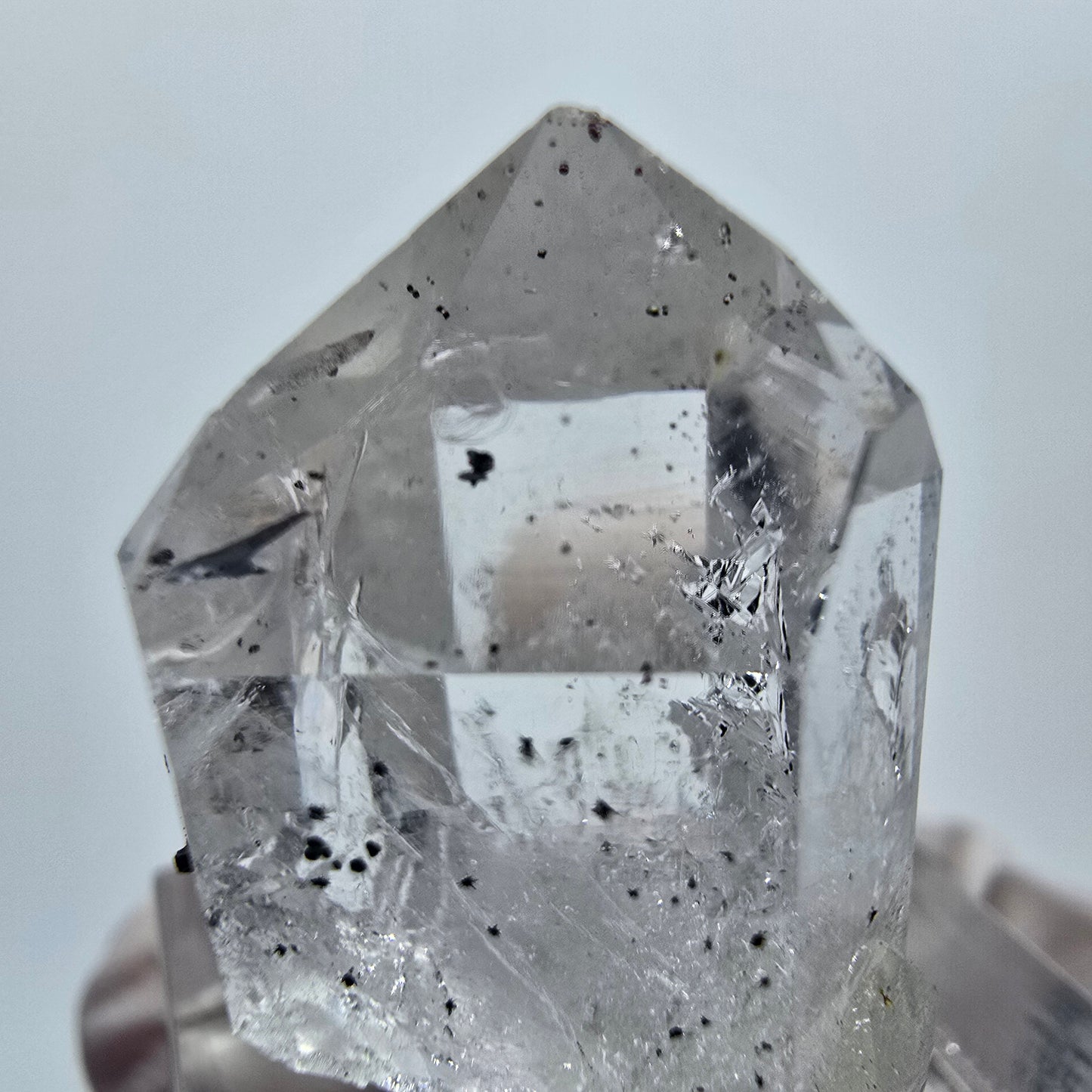 Klare Quarz mit Hämatit Spitze Streep Mine Goboboseb, Namibia 28*18*17mm