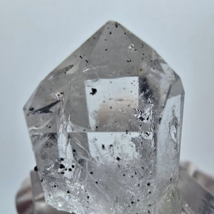 Klare Quarz mit Hämatit Spitze Streep Mine Goboboseb, Namibia 28*18*17mm