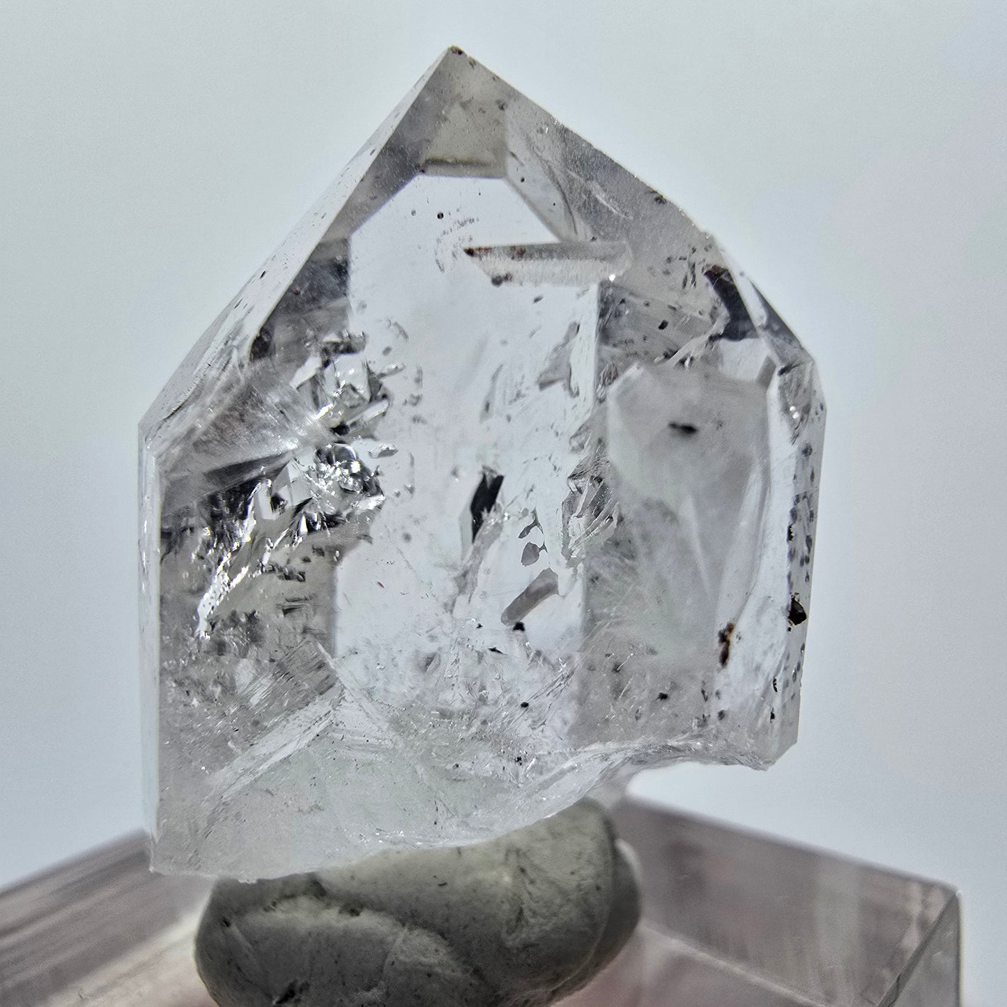 Klare Quarz mit Hämatit Spitze Streep Mine Goboboseb, Namibia 28*18*17mm