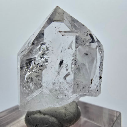 Klare Quarz mit Hämatit Spitze Streep Mine Goboboseb, Namibia 28*18*17mm