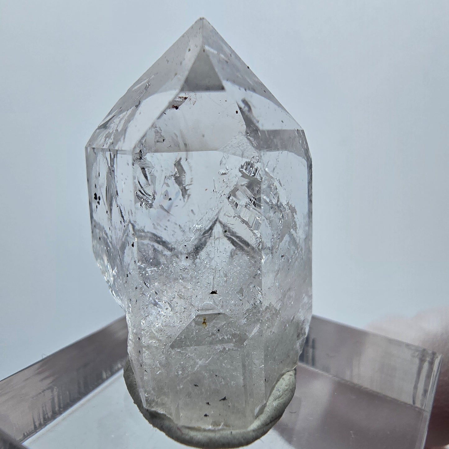 Klare Quarz mit Hämatit Spitze Streep Mine Goboboseb, Namibia 28*18*17mm