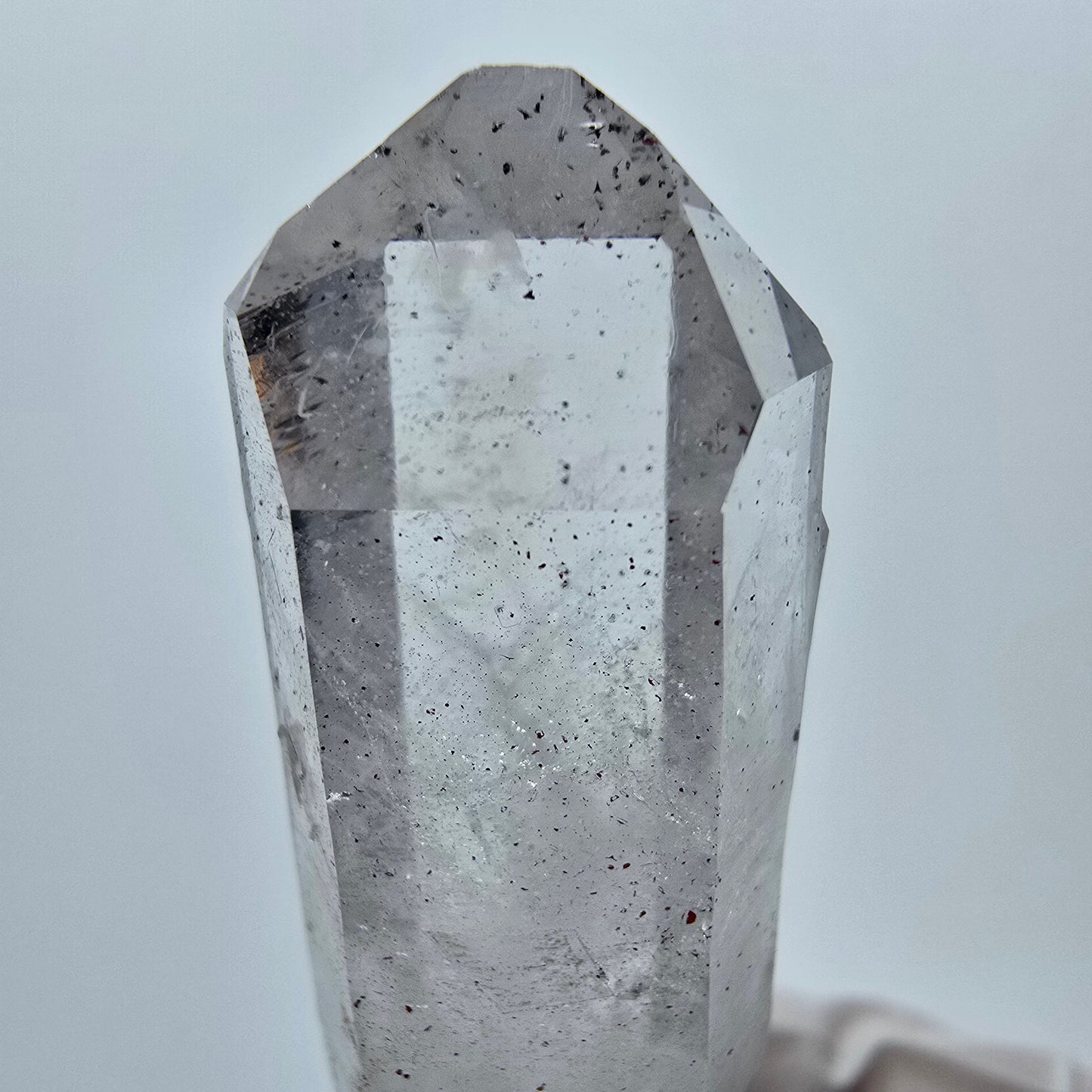 Phantom Rauchquarz Hämatit DT Zepter mit Matrix Goboboseb, Namibia 54*24*17mm