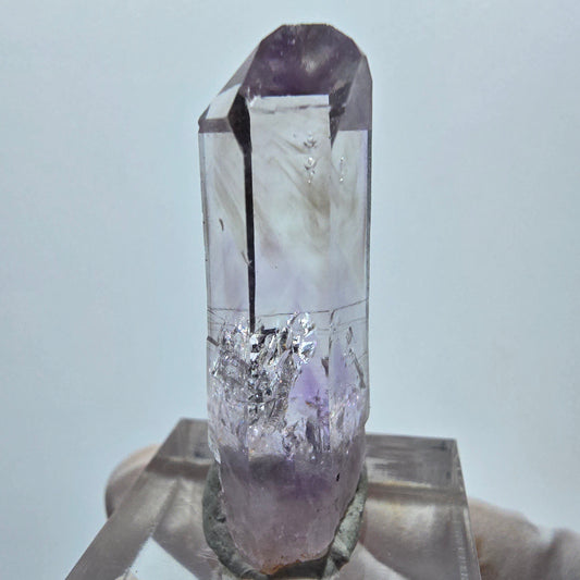 Améthyste fantôme lémurienne en pointe, mine de Streep, Goboboseb, Namibie, 37 x 12 x 10 mm 