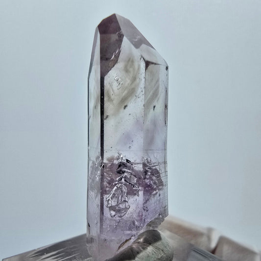 Améthyste fantôme lémurienne en pointe, mine de Streep, Goboboseb, Namibie, 37 x 12 x 10 mm 