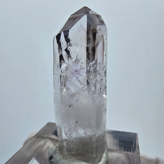 Améthyste fantôme lémurienne de pointe, mine de Streep, Goboboseb, Namibie, 33 x 12 x 10 mm 