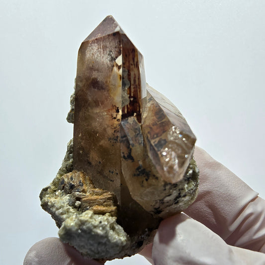 Rare spécimen de quartz fumé fantôme et muscovite, Erongo, Namibie, 60 x 56 x 34 mm 