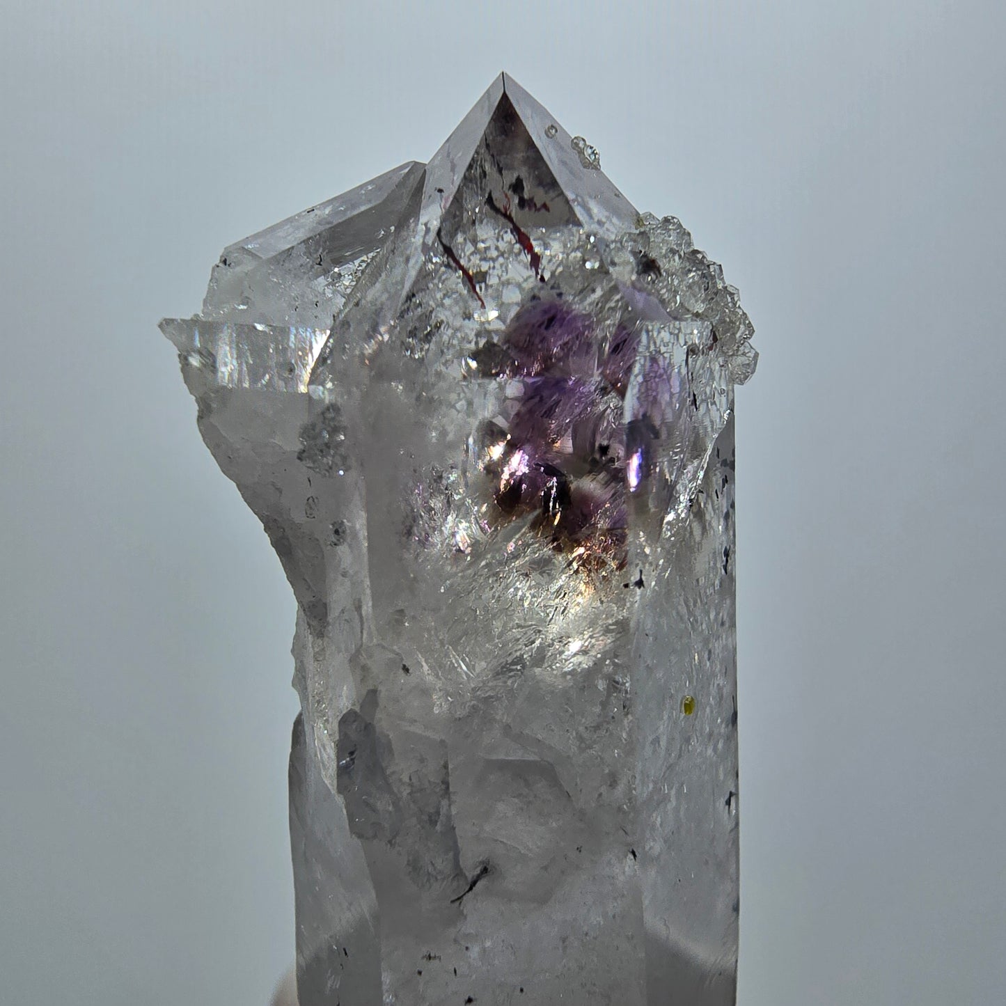 Améthyste fantôme lémurienne arlequin avec stries d'analcim, mine de Goboboseb, Namibie, 53 x 24 x 20 mm 