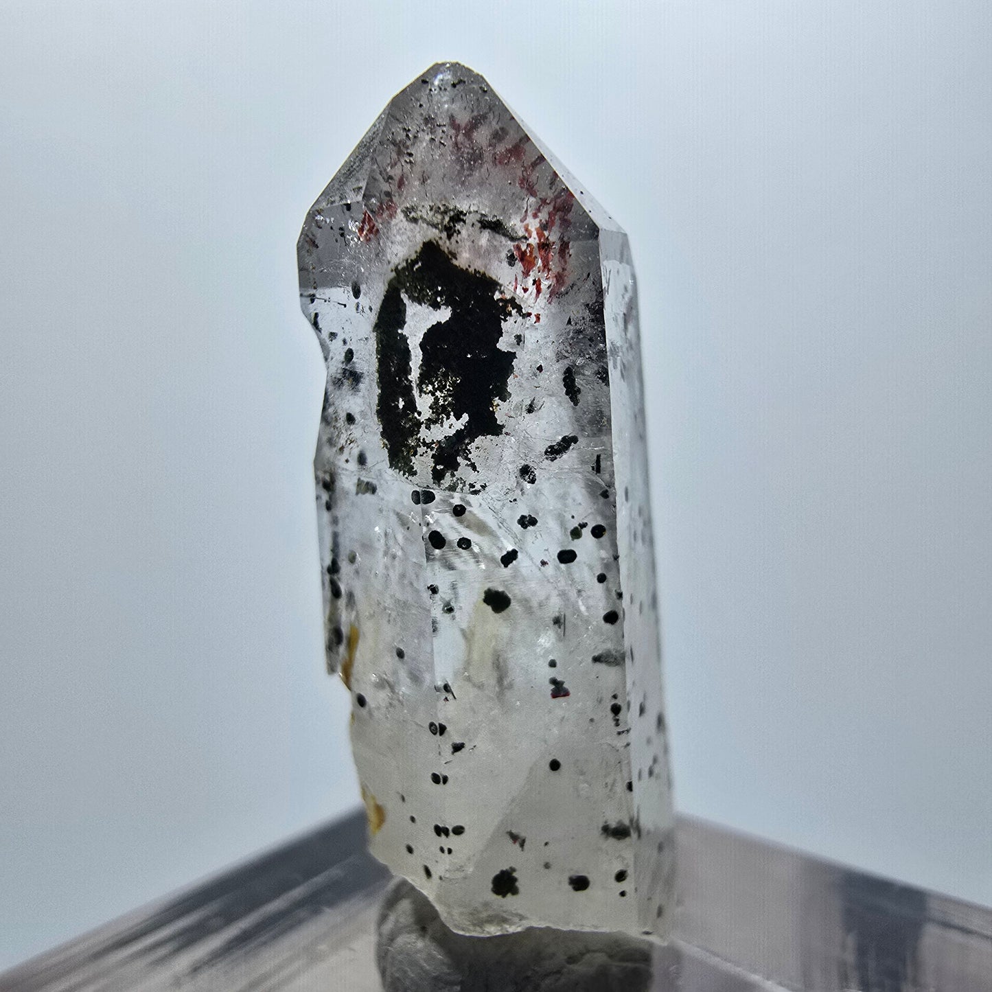 Harlekin Phantom Quarz mit Hämatit Streep Mine Goboboseb Namibia 29*11*9mm