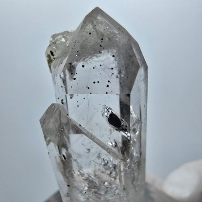 Klarer Phantom Quarz mit Hämatit Streep Mine Goboboseb Namibia 40*17*16mm