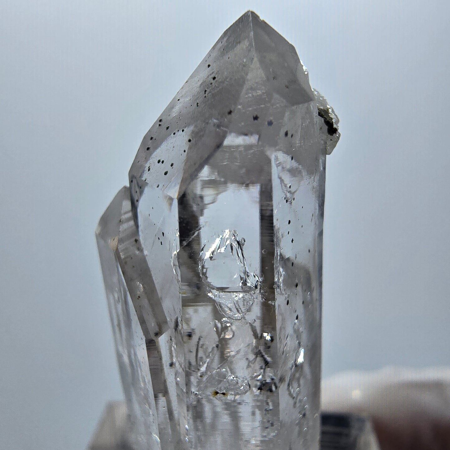 Klarer Phantom Quarz mit Hämatit Streep Mine Goboboseb Namibia 40*17*16mm