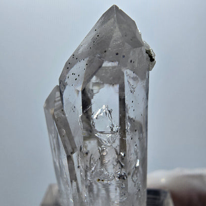 Klarer Phantom Quarz mit Hämatit Streep Mine Goboboseb Namibia 40*17*16mm