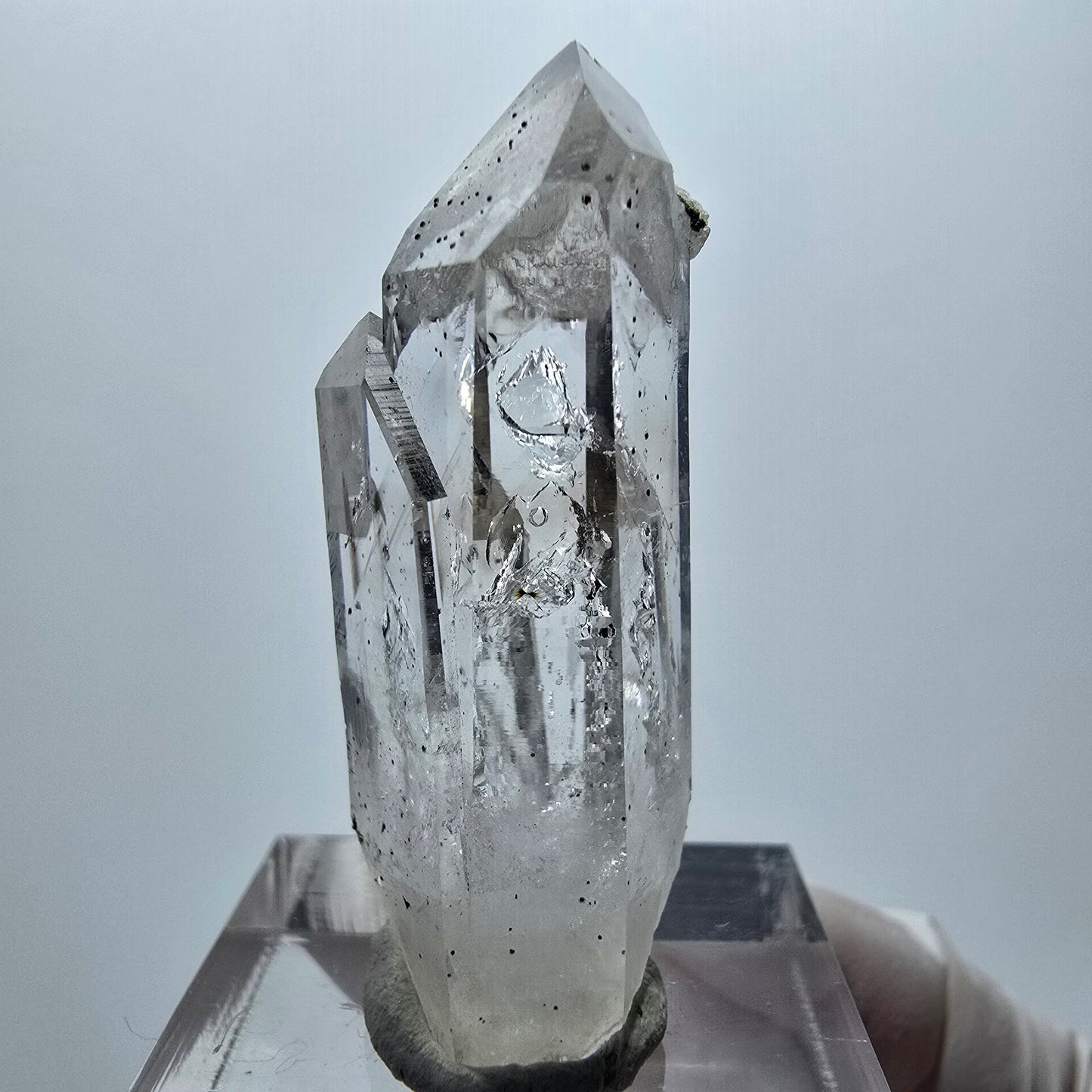 Klarer Phantom Quarz mit Hämatit Streep Mine Goboboseb Namibia 40*17*16mm