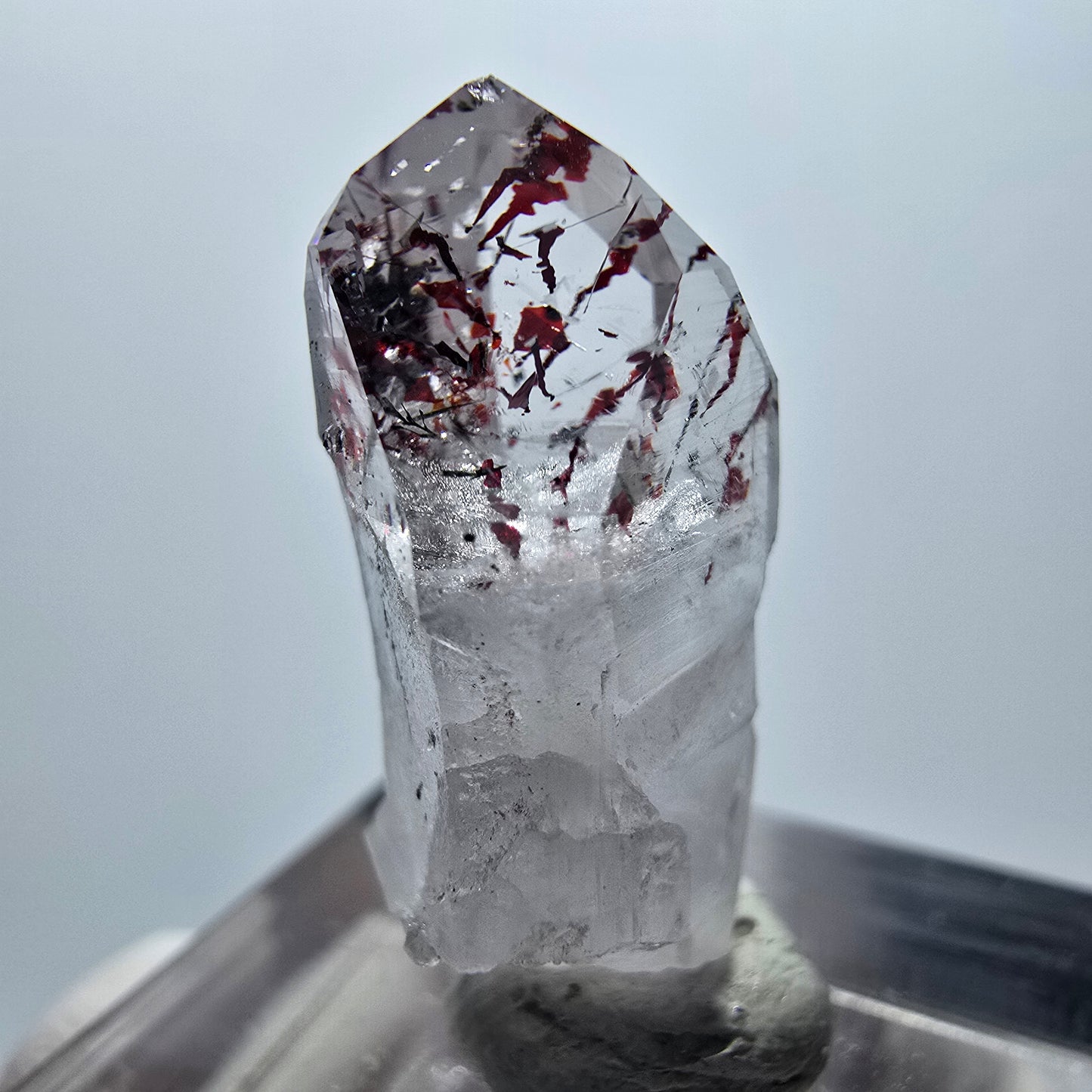 Harlekin Phantom Quarz mit Analcim Streep Mine Goboboseb Namibia 25*14*9mm