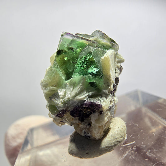 Sehr klare Phantom Fluorit Würfel, Muskovit, Hyalit Stufe Erongo, Namibia 15*12*11mm