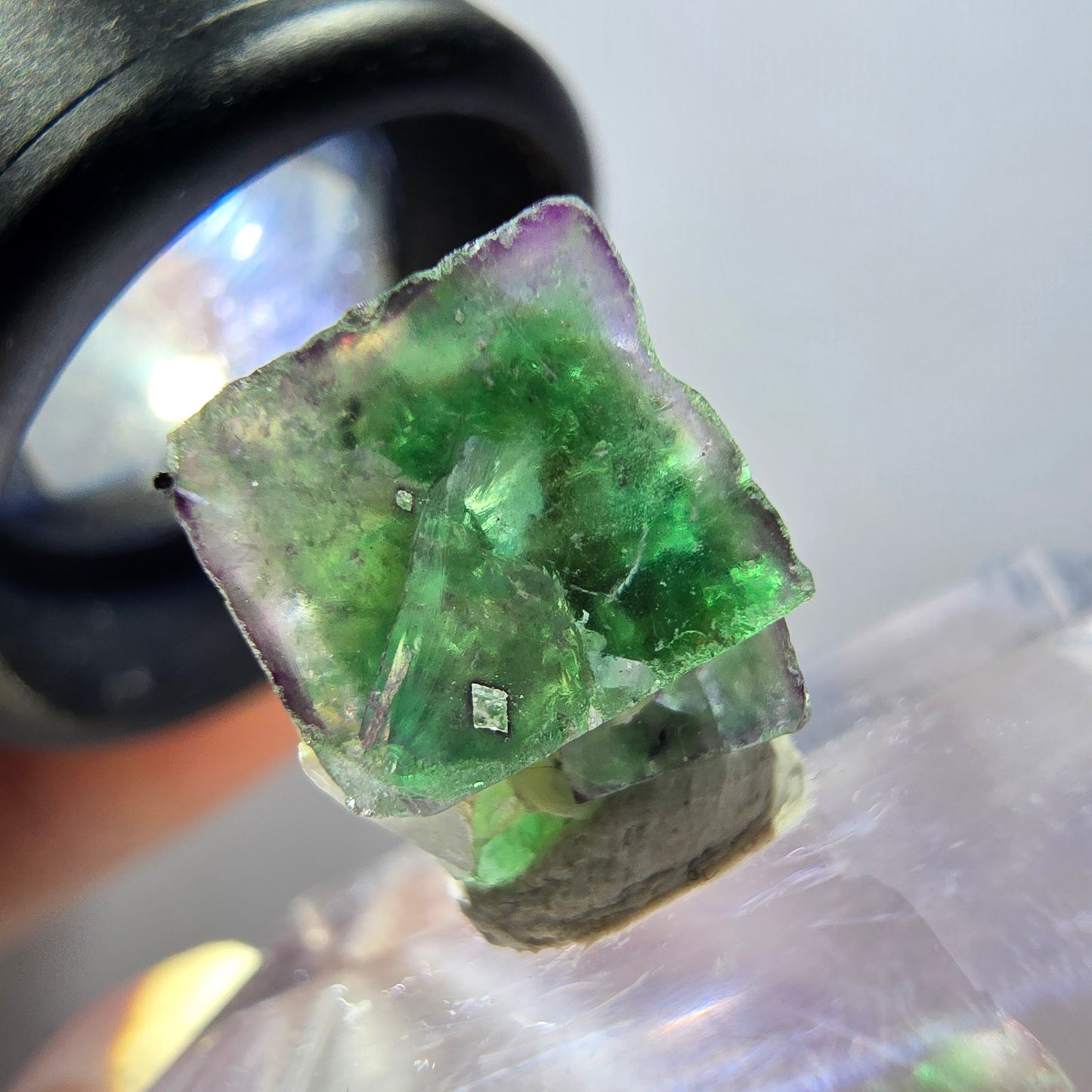 Cube de fluorite fantôme transparente, zonale, muscovite, tourmaline schorl, Erongo, Namibie, 13*12*9 mm 