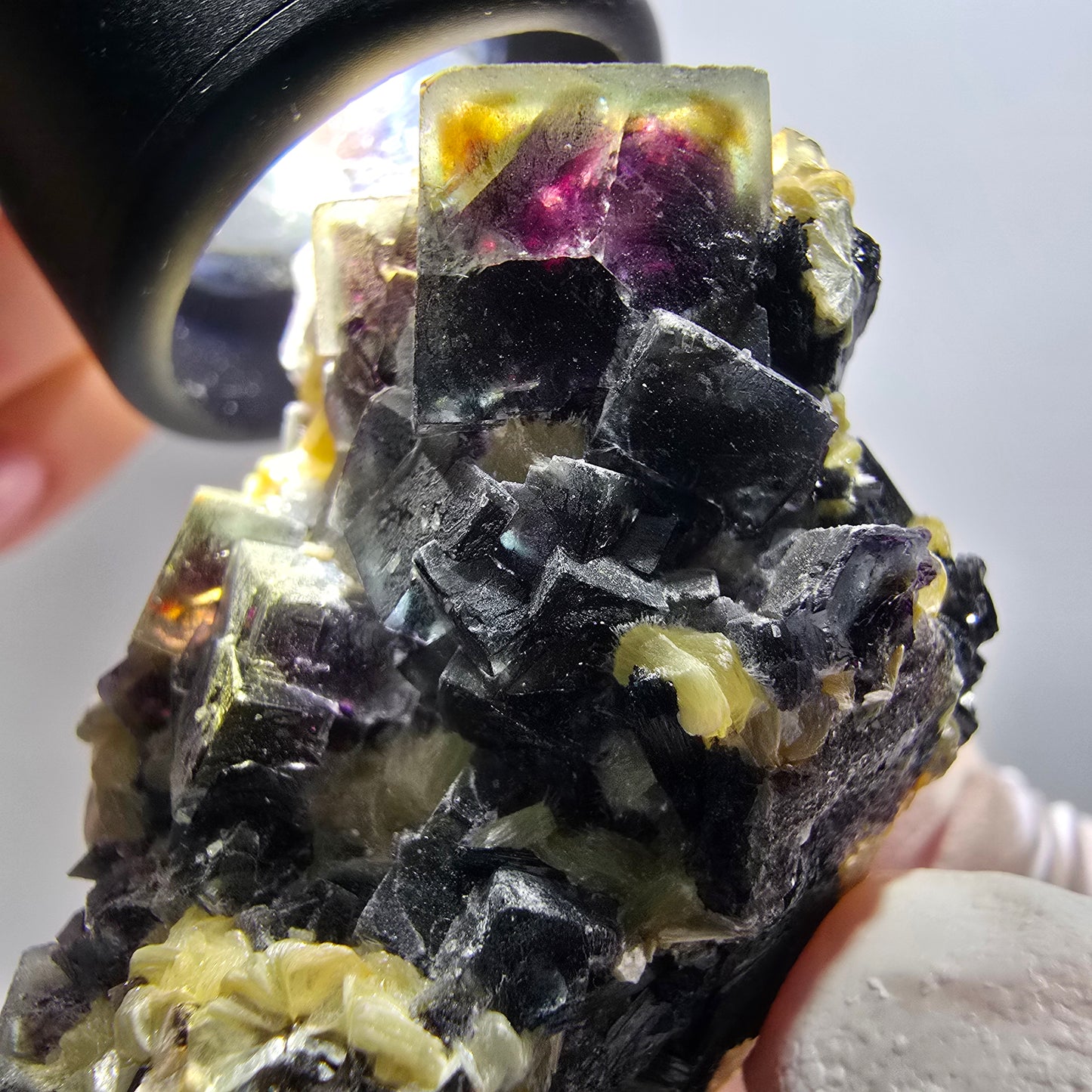 Cubes de fluorite fantôme colorée, tourmaline schorl, spécimen de muscovite d'Erongo, Namibie 46*33*27 mm 