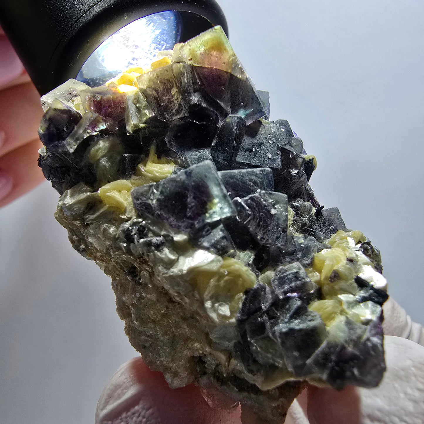 Cubes de fluorite fantôme colorée, tourmaline schorl, spécimen de muscovite d'Erongo, Namibie 46*33*27 mm 