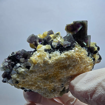 Cubes de fluorite fantôme colorée, tourmaline schorl, spécimen de muscovite d'Erongo, Namibie 62*49*33 mm 