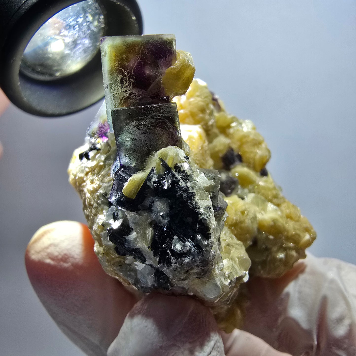 Cubes de fluorite fantôme colorée, tourmaline schorl, spécimen de muscovite d'Erongo, Namibie 62*49*33 mm 