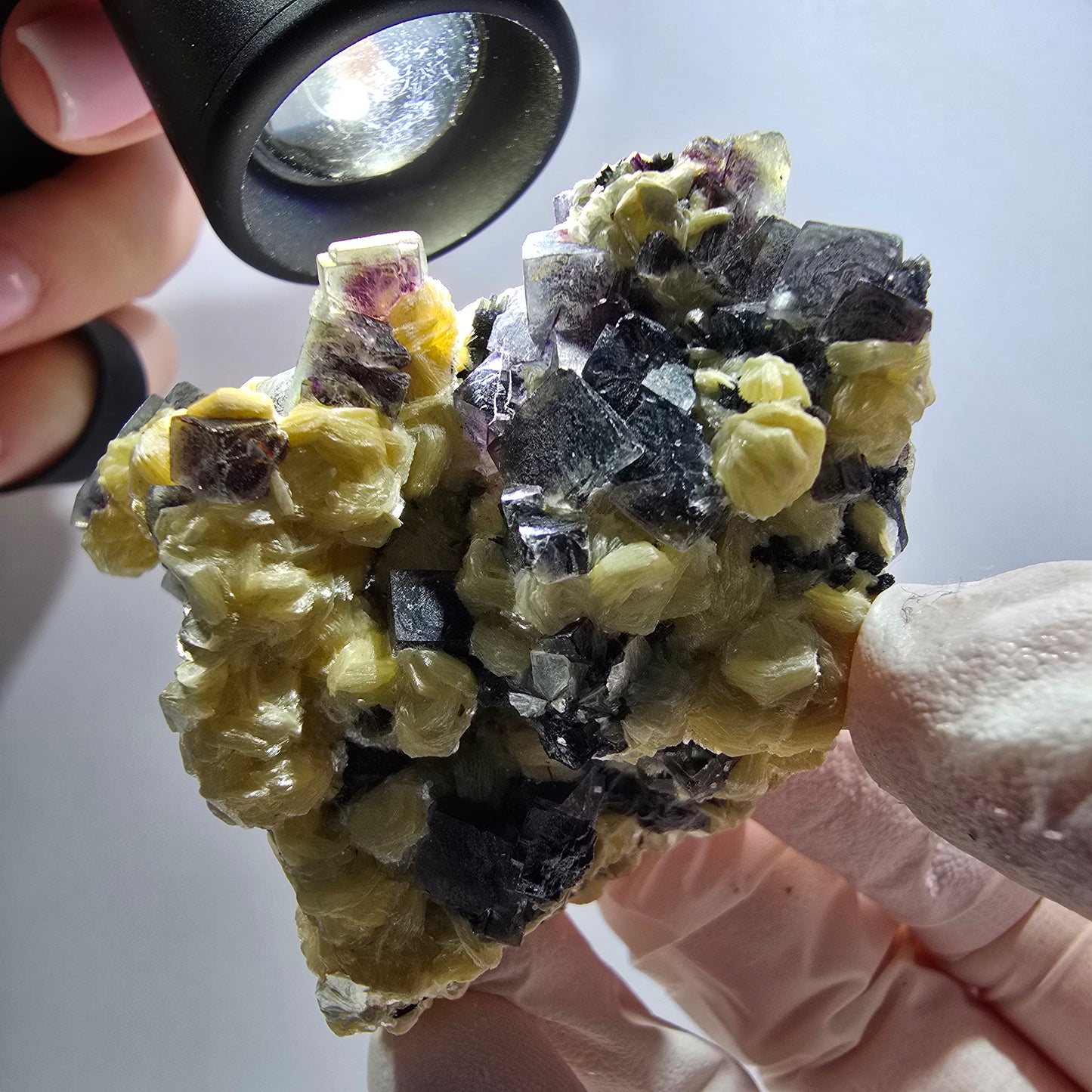 Cubes de fluorite fantôme colorée, tourmaline schorl, spécimen de muscovite d'Erongo, Namibie 62*49*33 mm 