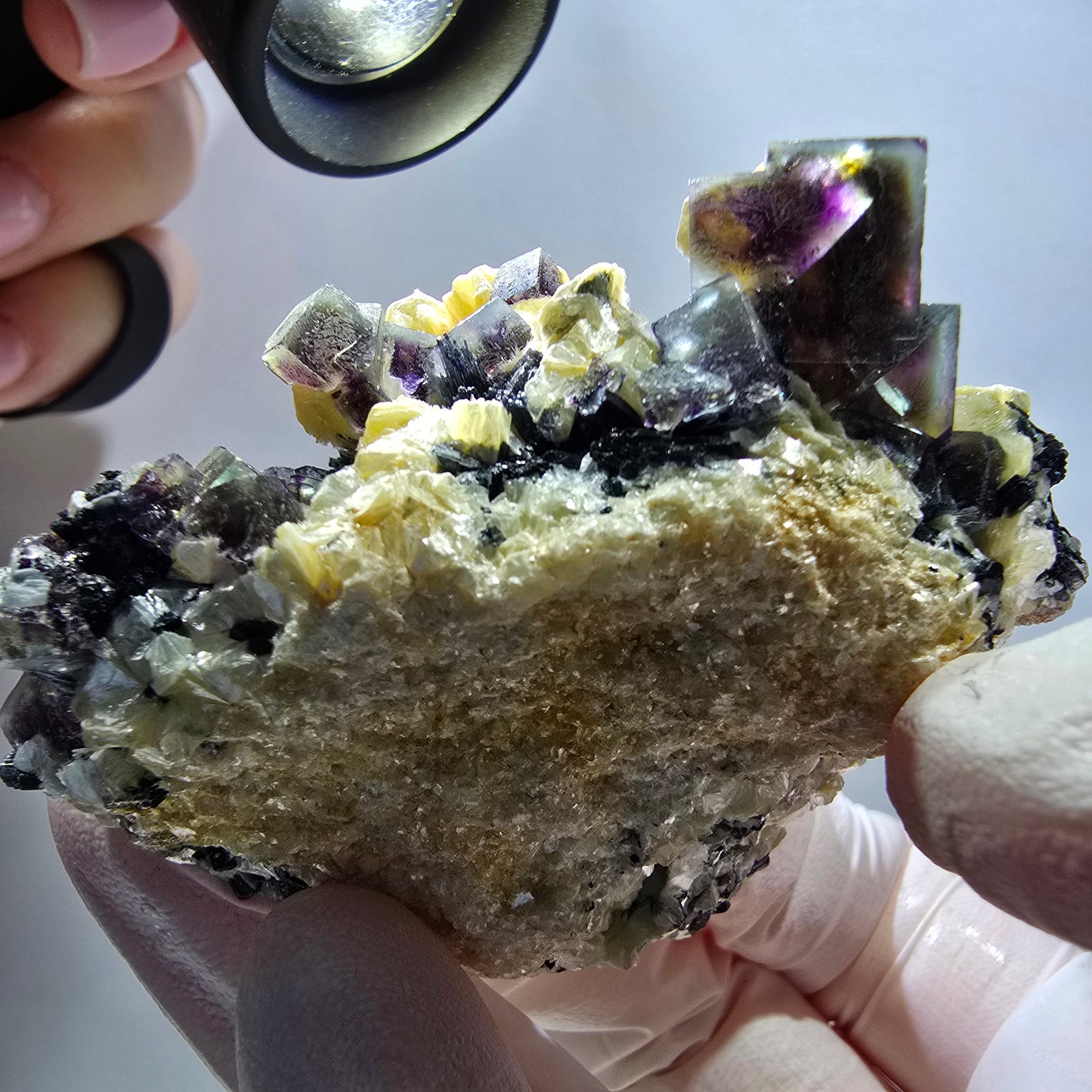 Cubes de fluorite fantôme colorée, tourmaline schorl, spécimen de muscovite d'Erongo, Namibie 62*49*33 mm 