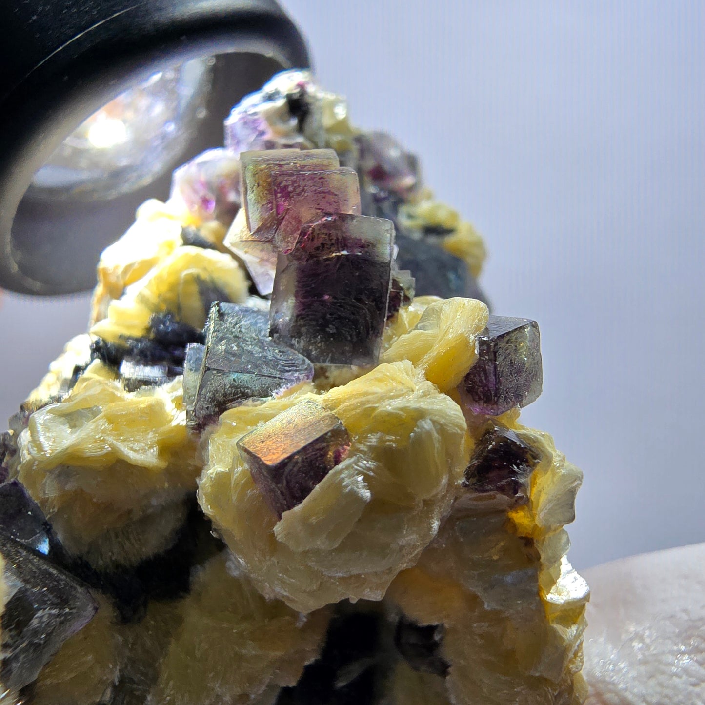 Cubes de fluorite fantôme colorée, tourmaline schorl, spécimen de muscovite d'Erongo, Namibie 62*49*33 mm 