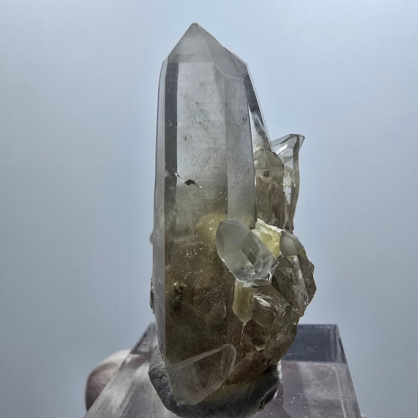 Spécimen rare de fluorite fantôme, quartz fumé et muscovite provenant d'Erongo, Namibie, 40 x 25 x 25 mm 