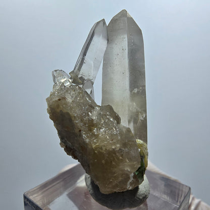 Spécimen rare de fluorite fantôme, quartz fumé et muscovite provenant d'Erongo, Namibie, 40 x 25 x 25 mm 