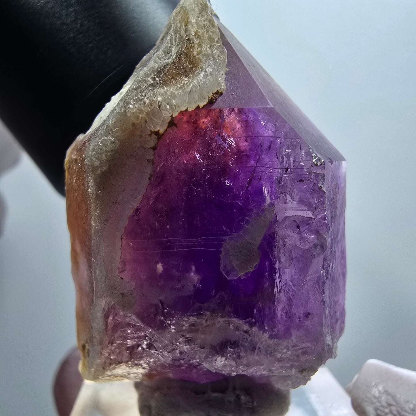 Pointe de sceptre fantôme en améthyste squelette rare, Goboboseb, Namibie, 37 x 26 x 21 mm