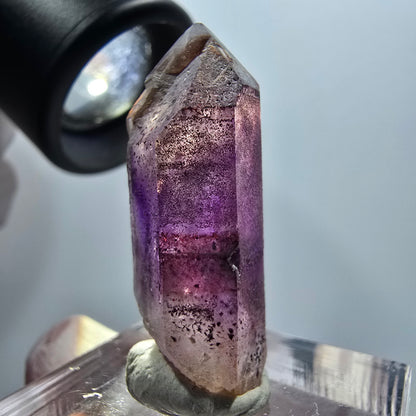 Pointe de sceptre en améthyste fantôme squelettique rare, Goboboseb, Namibie, 31 x 11 x 10 mm 