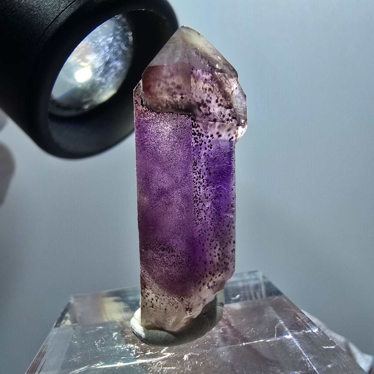 Pointe de sceptre en améthyste fantôme squelettique rare, Goboboseb, Namibie, 31 x 11 x 10 mm 