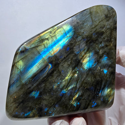Gros cristal de labradorite poli, bleu jaune vert Madagascar 120*81*46 mm 
