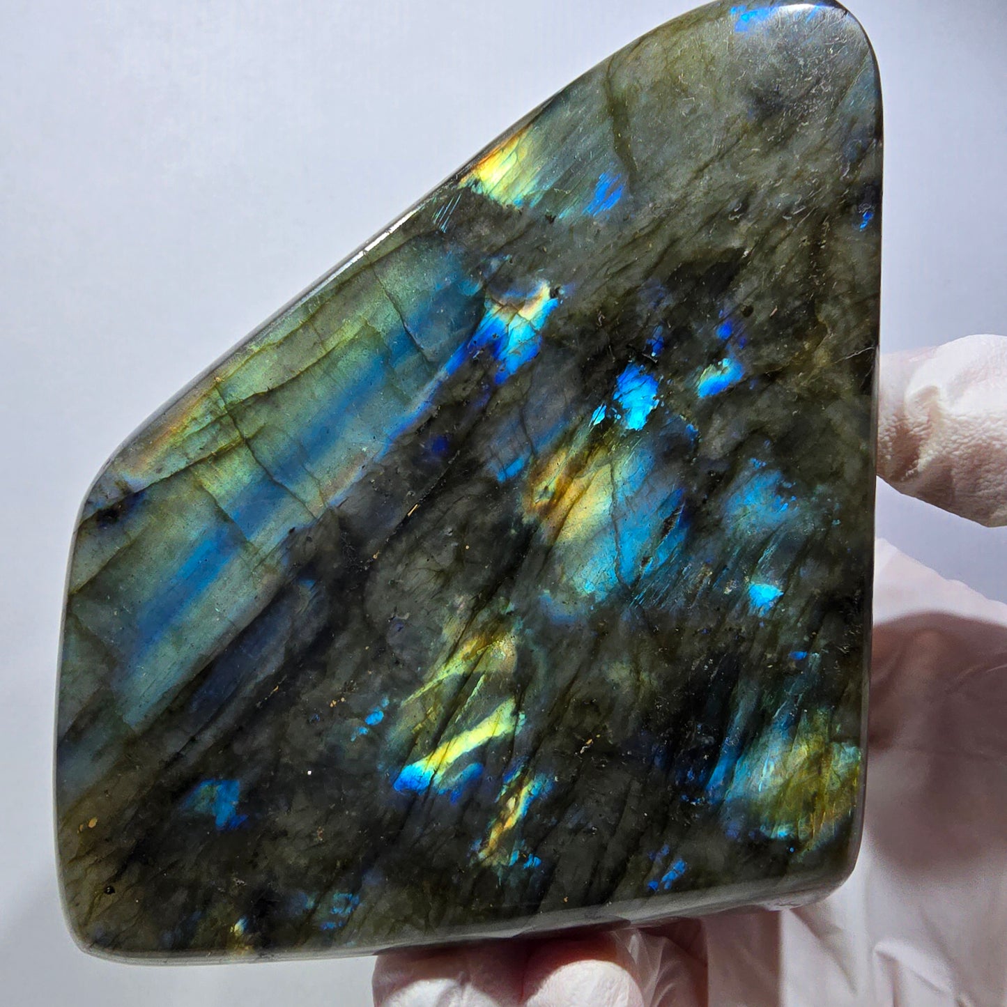 Gros cristal de labradorite poli, bleu jaune vert Madagascar 120*81*46 mm 