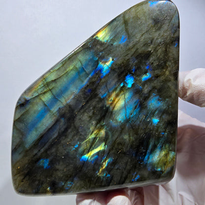 Gros cristal de labradorite poli, bleu jaune vert Madagascar 120*81*46 mm 
