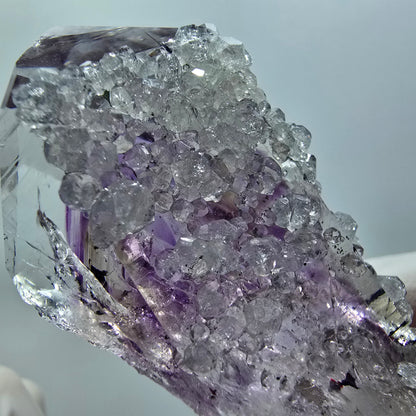 Phantom Amethyst mit Analcim Spitze Streep Mine, Goboboseb, Namibia 55*32*25mm