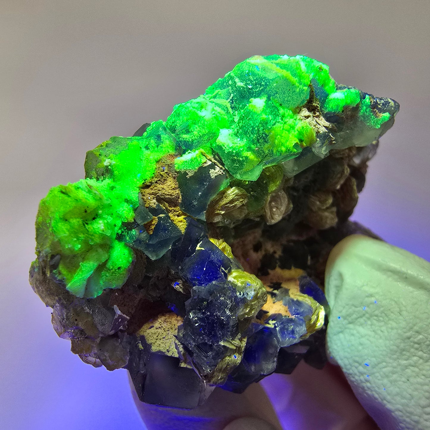 Phantom Fluorit Würfel, Hyalit, Muskovit Stufe Erongo, Namibia 53*28*32mm