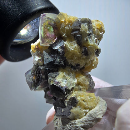 Bunte Phantom Fluorit Würfel, Muskovit, Hyalit Stufe Erongo, Namibia 33*27*25mm